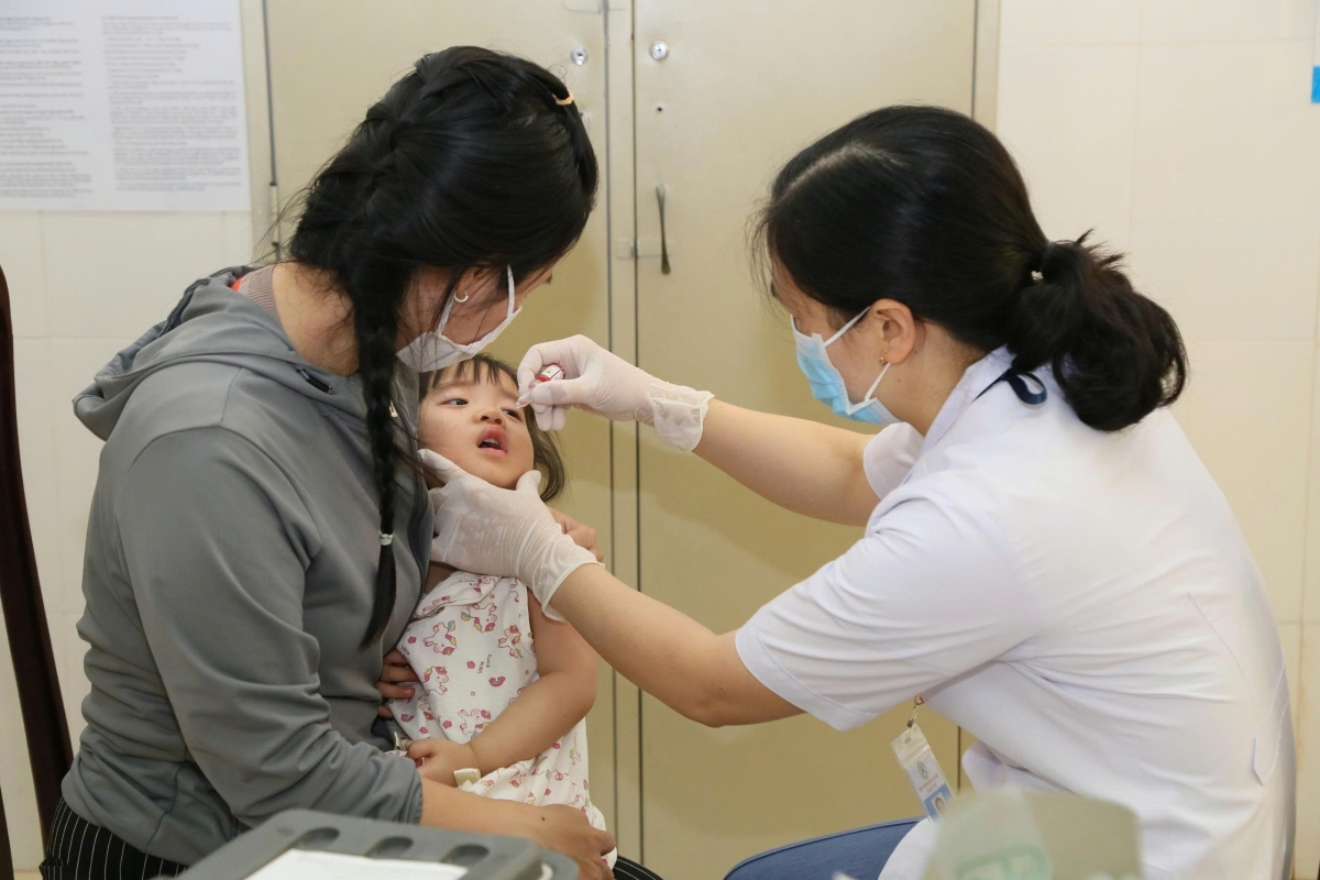 Vâi hdrêng châ kăn ƀô̆ ngăn pơkeăng a tíu pâk Tân Lợi ăm ôu vaccine OPV hbrâ mơdât pơreăng khăng châ