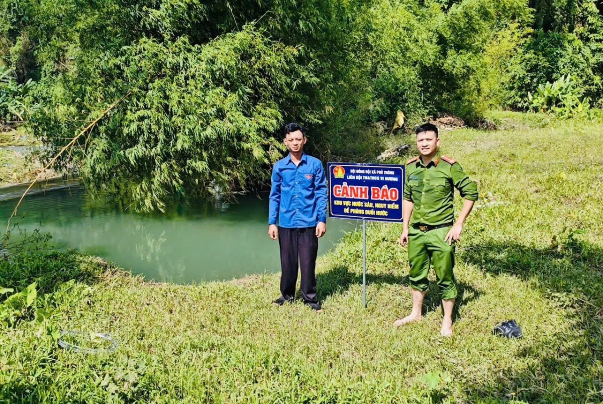 Cắm biển cảnh báo tại các khu vực sông, suối nguy hiểm. Ảnh: Công Luận/VOV Đông Bắc