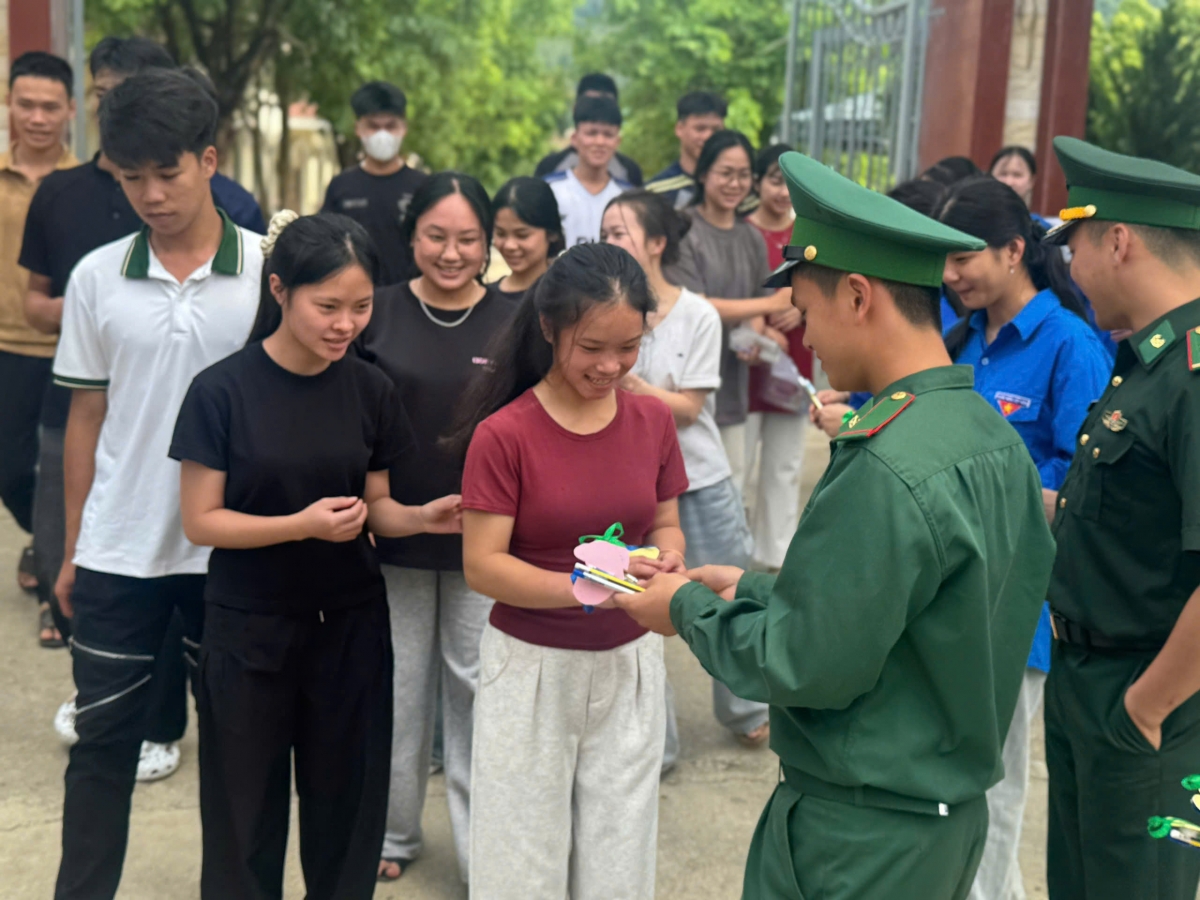 Các thí sinh Cao Bằng đón nhận những món quà nhỏ từ tay chiến sĩ biên phòng - Ảnh: Bế Toàn.