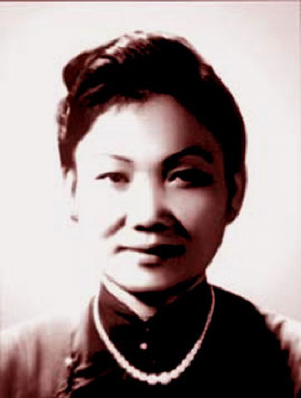 Nghệ sĩ Nhân dân Châu Loan (1926-1972) năc muy coh bâc bhr’ươr tr’haanh tr’nơơp bhlâng âng nghệ thuật ca Huế lâng ngâm thơ coh sóng Đài P’rá Việt Nam. A đoo n’niên vaih đhị Huế, coh muy pr’loọng đong vêy truyền thống nghệ thuật. Bơơn vêy bhr’ươr abhuy đoọng liêm cha ngoor, a đoo đơơh dưr vaih ngôi sao ca Huế tơợ l’lăm c’moo 1845. Xang bêl tập kết ooy Bắc, a đoo năc âi moot ooy Đài P’rá Việt Nam. Đhị đâu, bhr’ươr mr’loọng Châu Loan đhị làn sóng phát thanh âi bhrợ ha der loom ma nưih xơợng đài p’rang k’tiêc lâng chiến sĩ coh mặt trận. A đoo năc ma nưih chroi đoọng ga măc bhrợ pa dưr apêê t’ruih Pr’hat xa nul ty đanh, pa bhlâng năc apêê g’luh ngâm thơ