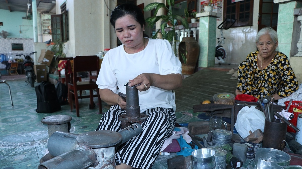 Chị Kinh Thị Mộng Ngưng - người đang nối nghiệp tổ tiên. Ảnh: Đoàn Sĩ/VOV TPHCM