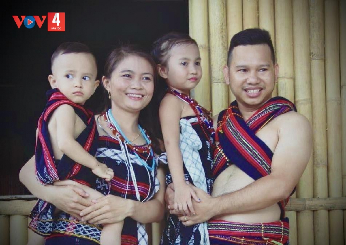 Người Cơ Tu theo chế độ phụ hệ, con cái lấy họ cha, vợ về nhà chồng.
