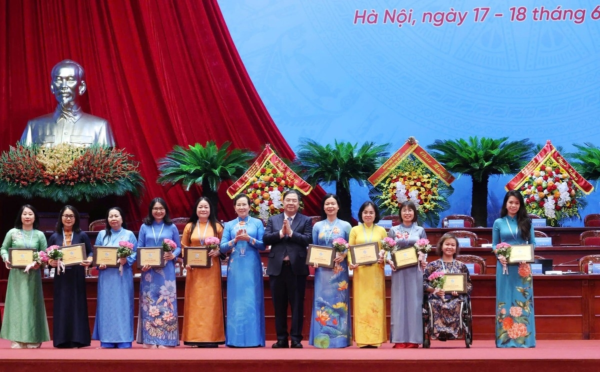 Ủy viên Bộ Chính trị, Bí thư Trung ương Đảng, Phó Thủ tướng Thường trực Chính phủ Phạm Gia Túc và Ủy viên Trung ương Đảng, Phó Chủ tịch Ủy ban Trung ương MTTQ Việt Nam, Bí thư Đảng ủy, Chủ tịch Hội LHPN Việt Nam Lê Thị Thủy tặng hoa các Ủy viên Ban chấp hành TƯ Hội khóa XIII. Ảnh: Thu Hà