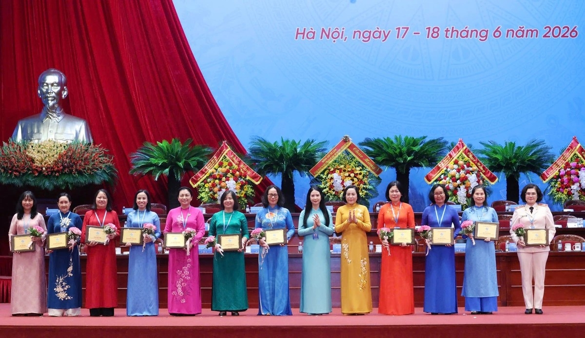 Ủy viên TƯ Đảng, Phó Chủ tịch Quốc hội Nguyễn Thị Thanh (thứ 5 từ phải qua) và Phó Chủ tịch Thường trực Hội LHPN Việt Nam Trần Lan Phương (thứ 6 từ phải qua) tặng hoa các Ủy viên Ban chấp hành TƯ Hội khóa XIII. Ảnh: Thu Hà