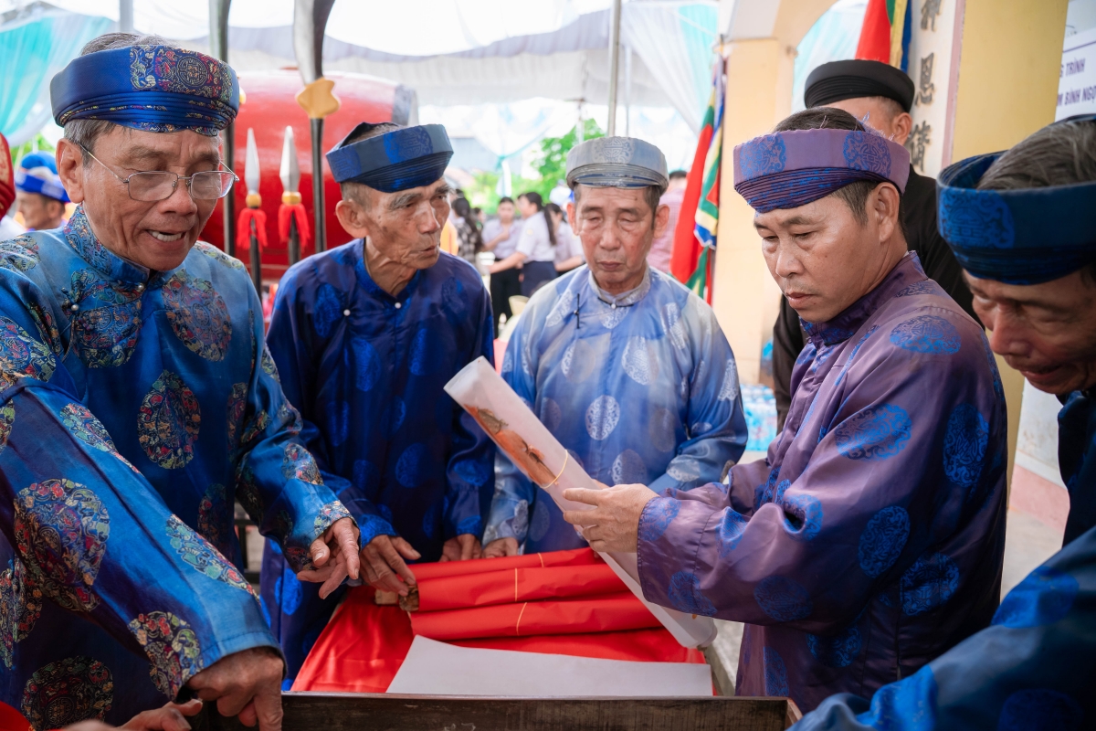 Những sắc phong tại lẫm Phú Lâm bảo quản trong hộp gỗ bị ngâm nước vón cục không thể mở ra