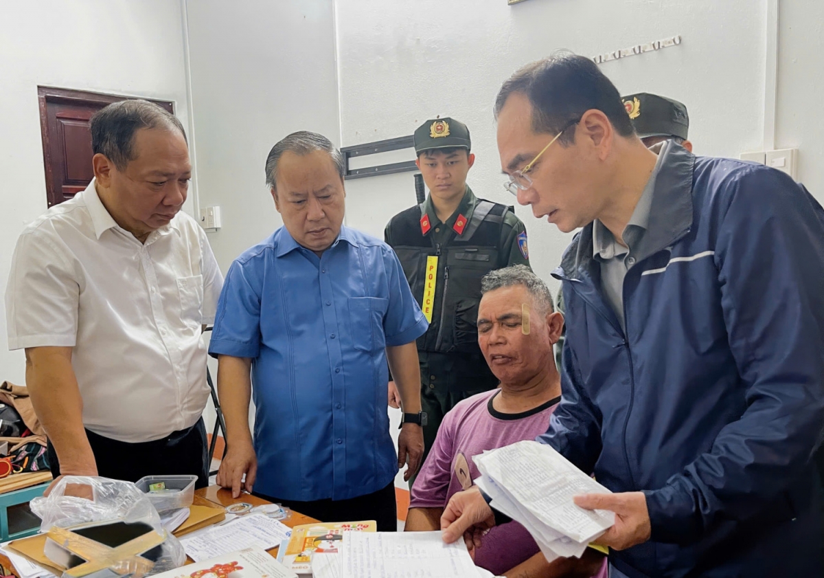 
Đại tá Phạm Hữu Trường, Phŏ Kơdră chĕp kơ̆l Công an dêh char Gia Lai (tơ̆ jih găh ‘ma) chă rôp bơngai chĕp kơ̆l tơdrong lui Bahnar Đêga Kon Kông tơ̆ xăh Ayun. (rup: Công an Gia Lai)