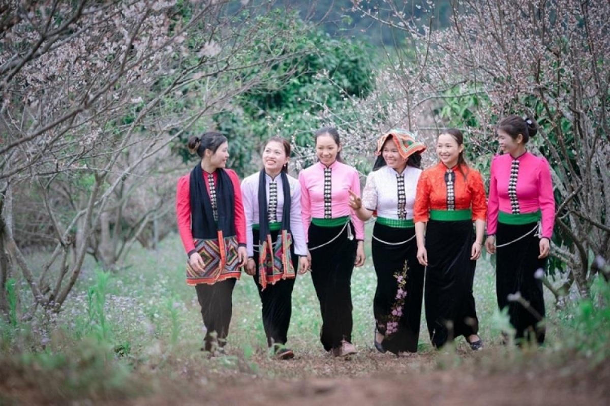 Người Xinh Mun với chiếc khăn đầu, áo trắng và váy đen truyền thống - Ảnh: TTXVN.