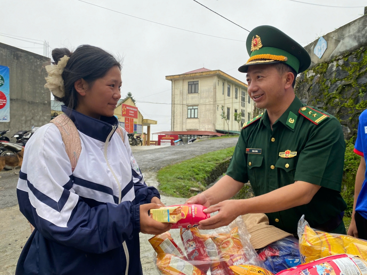 Những suất ăn nhẹ cũng đủ làm ấm lòng thí sinh vùng khó khăn - Ảnh: Đức Duẩn.