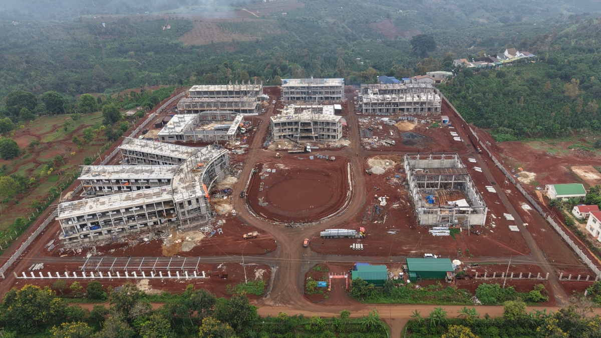 Trường nội trú liên cấp xã Thuận An, tỉnh Lâm Đồng đạt trên 60% tiến độ, phấn đấu tới 30/7 tới sẽ hoàn thành phần xây dựng bàn giao công trình. Ảnh: Tuấn Long/VOV - Tây Nguyên
