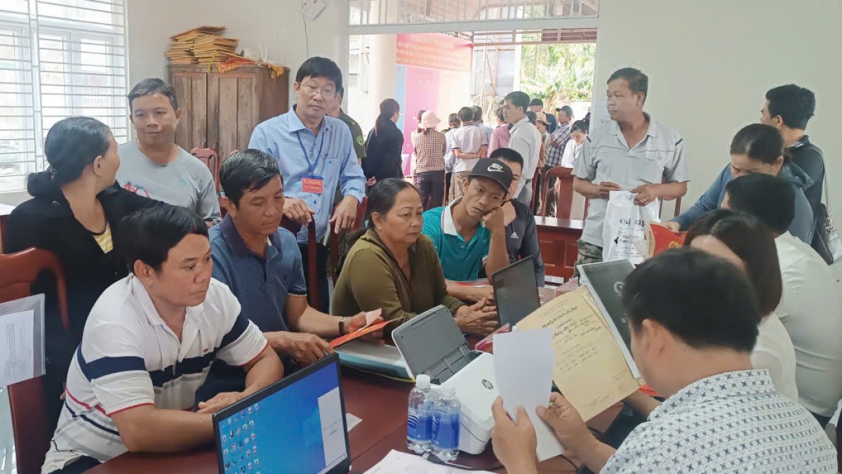 Đông đảo người dân Tổ dân phố Cao Thắng, phường Ea Kao đến Nhà văn hóa cộng đồng để làm thủ tục hành chính trong chương trình “Tuần lễ vàng đi làm thủ tục hành chính”. Ảnh: Nam Trang/VOV Tây Nguyên.