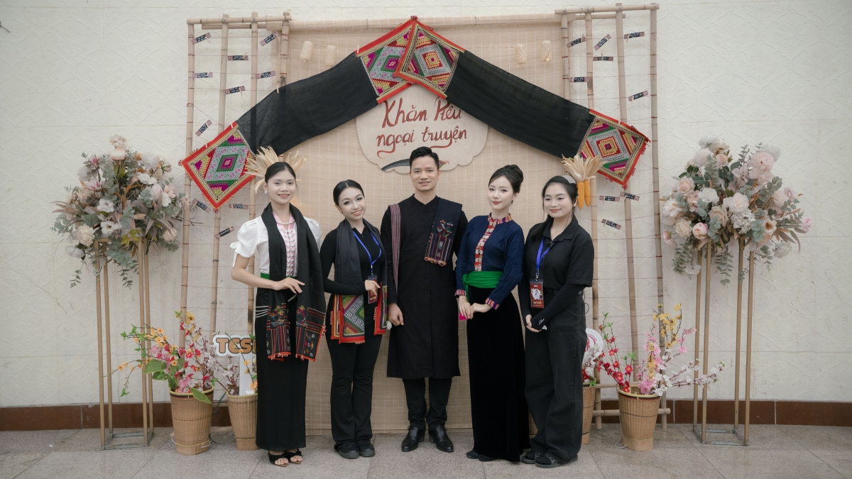 Thầy Hà Văn Trung (giữa) đồng hành, tư vấn chuyên môn về văn hóa Thái cho ê-kíp thực hiện dự án - Ảnh: Nhân vật cung cấp.