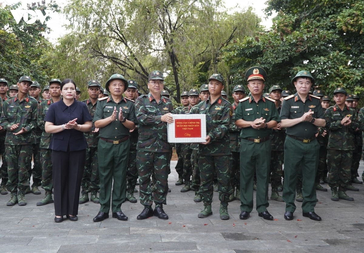 Đoàn công tác tặng quà động viên các lực lượng làm nhiệm vụ tìm kiếm.