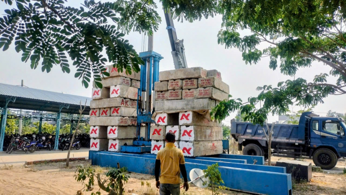 Ép cọc xây dựng Trường Phổ thông nội trú liên cấp TH - THCS Thường Phước. Ảnh: Phan Văn Ánh