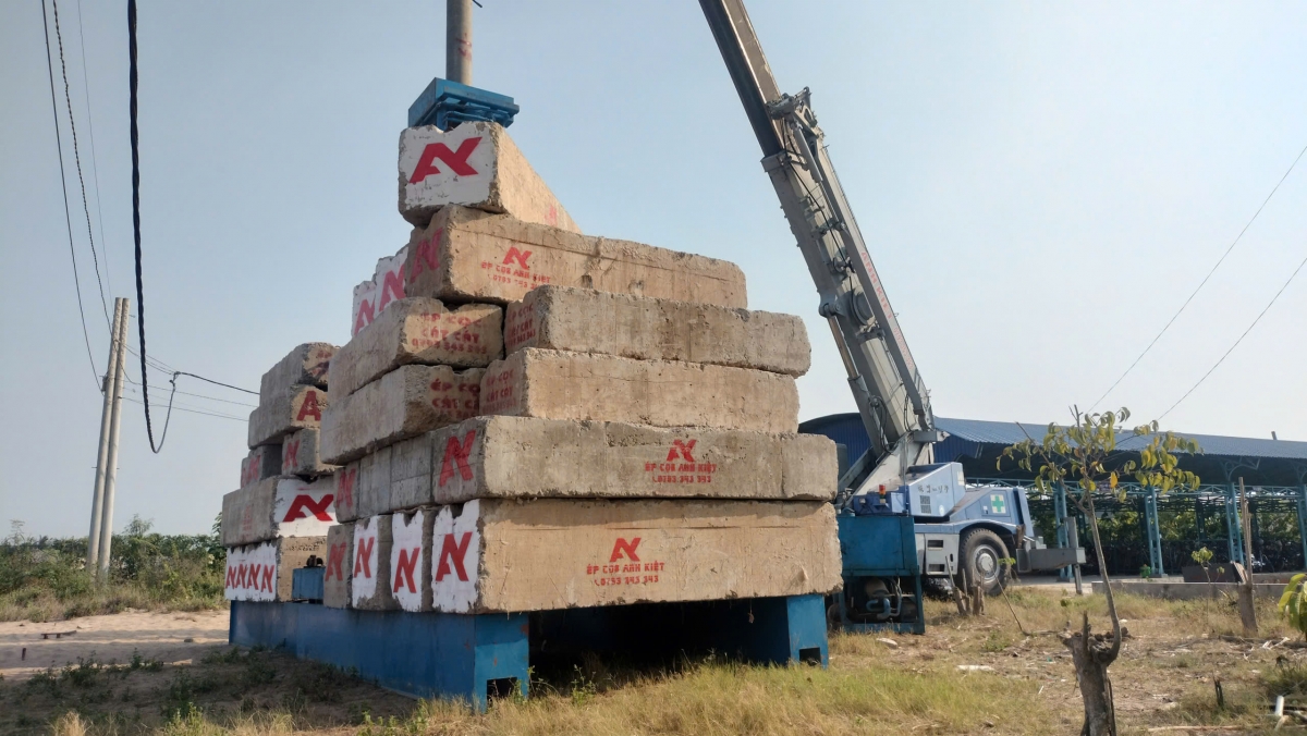 Tại vị trí xây dựng công trình Trường Phổ thông nội trú liên cấp TH - THCS Thường Phước đang được ép cọc. Ảnh: Phan Văn Ánh