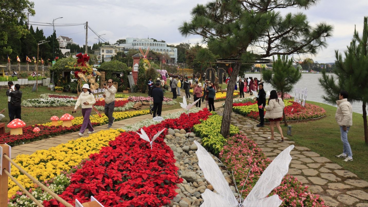 Tíu reăng lĕm a long têa Hồ Xuân Hương tung po Festival Reăng Đà Lạt rôh má X