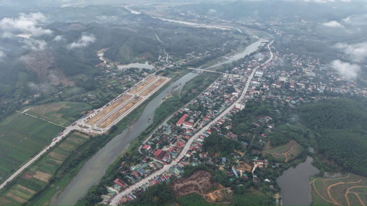 Nằm trên tuyến Quốc lộ 8, có cửa khẩu quốc tế Cầu Treo kết nối với nước bạn Lào, đồng thời gần đường Hồ Chí Minh và tuyến cao tốc Bắc - Nam, địa phương có nhiều điều kiện thuận lợi để phát triển kinh tế biên mậu, thương mại, dịch vụ và logistics.