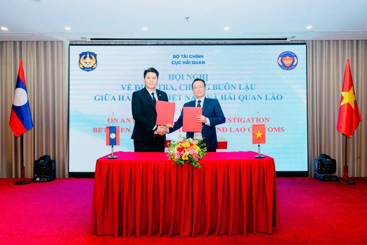 Ký kết hợp tác chống buôn lậu giữa Hải quan Việt Nam và Lào - Ảnh: Cục Hải quan.