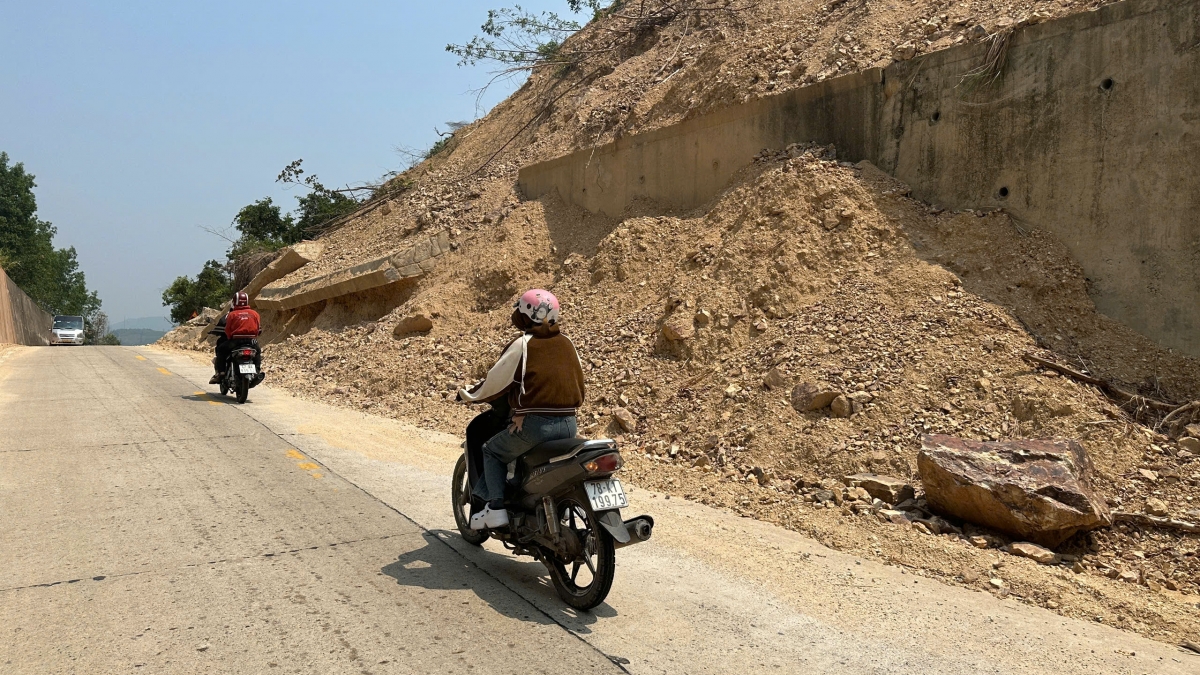 Hiểm họa từ một điểm sạt lở trên tuyến Quốc Lộ 19C thuộc địa phận xã Phú Mỡ. Ảnh: Lê Biết/VOV Tây Nguyên