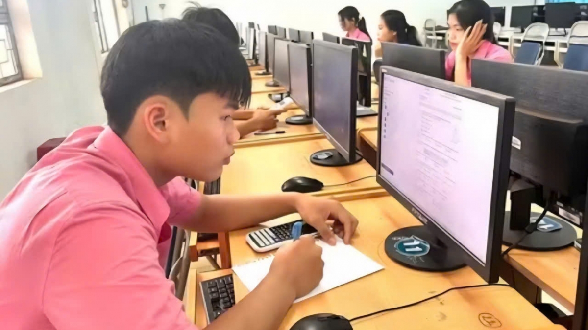 Học sinh học và giải đề trên máy tính. Ảnh: Hoàng Qui/VOV Tây Nguyên