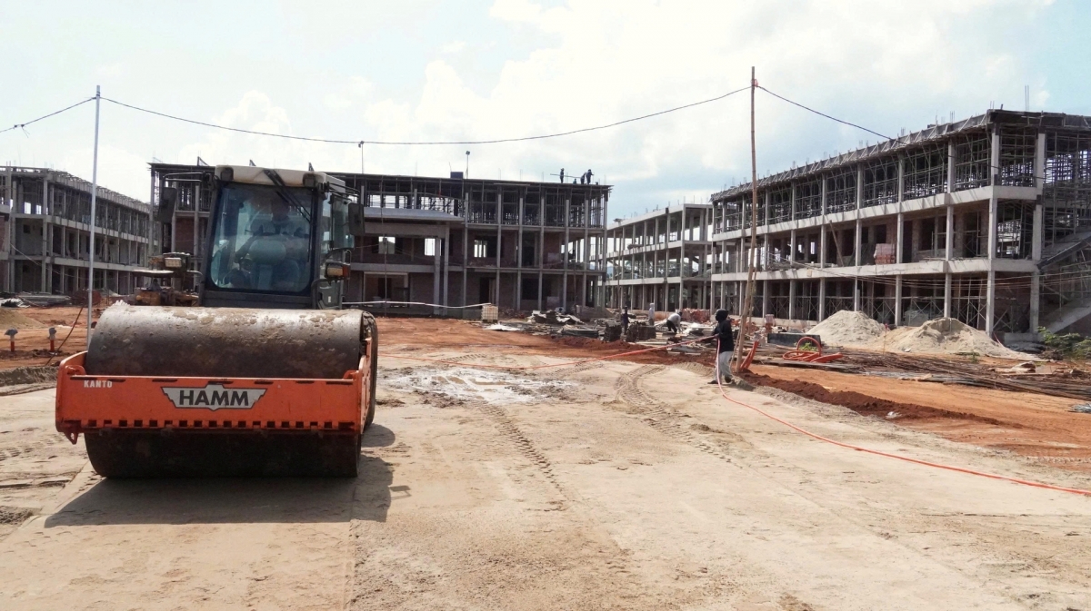 Huy động thêm lực lượng, phương tiện để đẩy nhanh tiến độ thi công các dự án trường học biên giới.
Ảnh: Thanh Hiếu/VOV Miền Trung