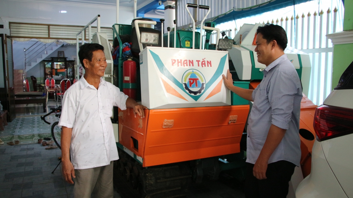 Ông Lâm Se (bên trái) thành công từ kinh doanh rơm