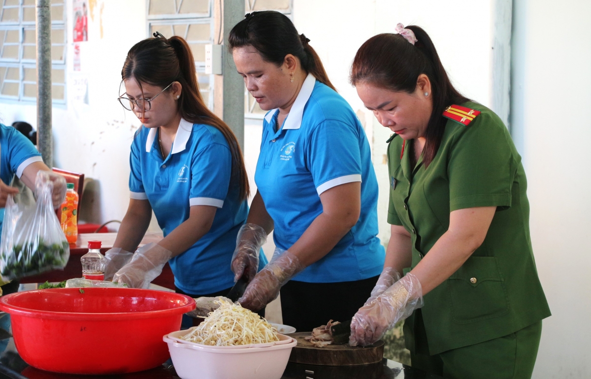 Chị em phụ nữ tận tình chuẩn bị nguyên liệu từ sáng sớm - Ảnh: Thạch Hồng.