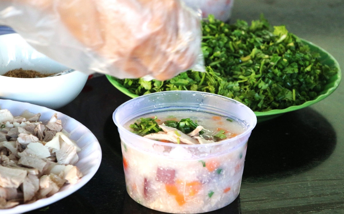 Những bữa ăn ấm áp tình người - Ảnh: Thạch Hồng.