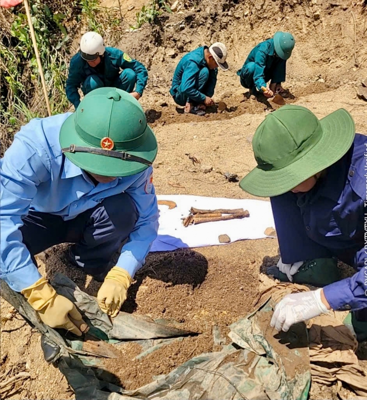 Bộ CHQS tỉnh Gia Lai hiện đang tổ chức lực lượng quy tập hài cốt liệt sĩ, tiếp tục mở rộng phạm vi tìm kiếm, bảo đảm việc quy tập được đầy đủ, đúng quy định. Ảnh: ĐVCC