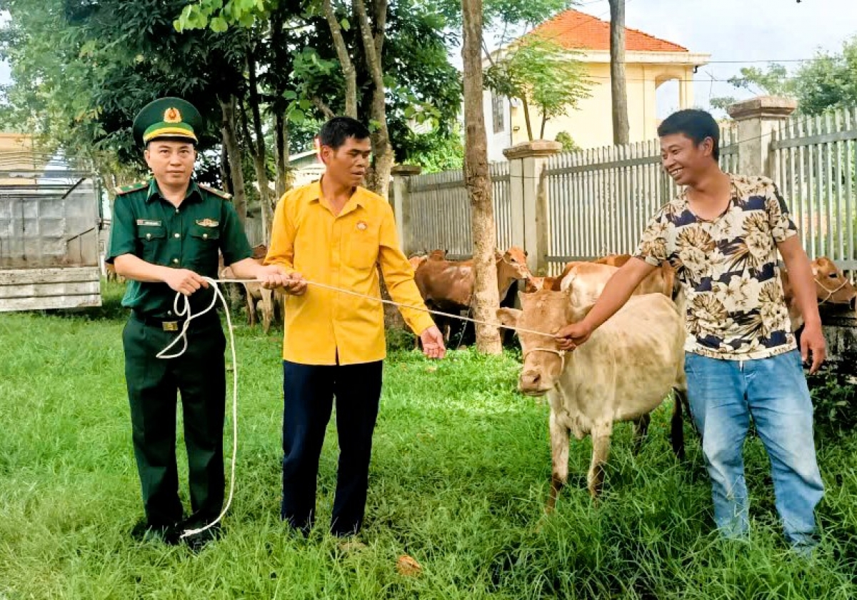 Trao bò giống cho hộ gia đình nghèo xã Keng Đu - Ảnh: Lê Thạch.