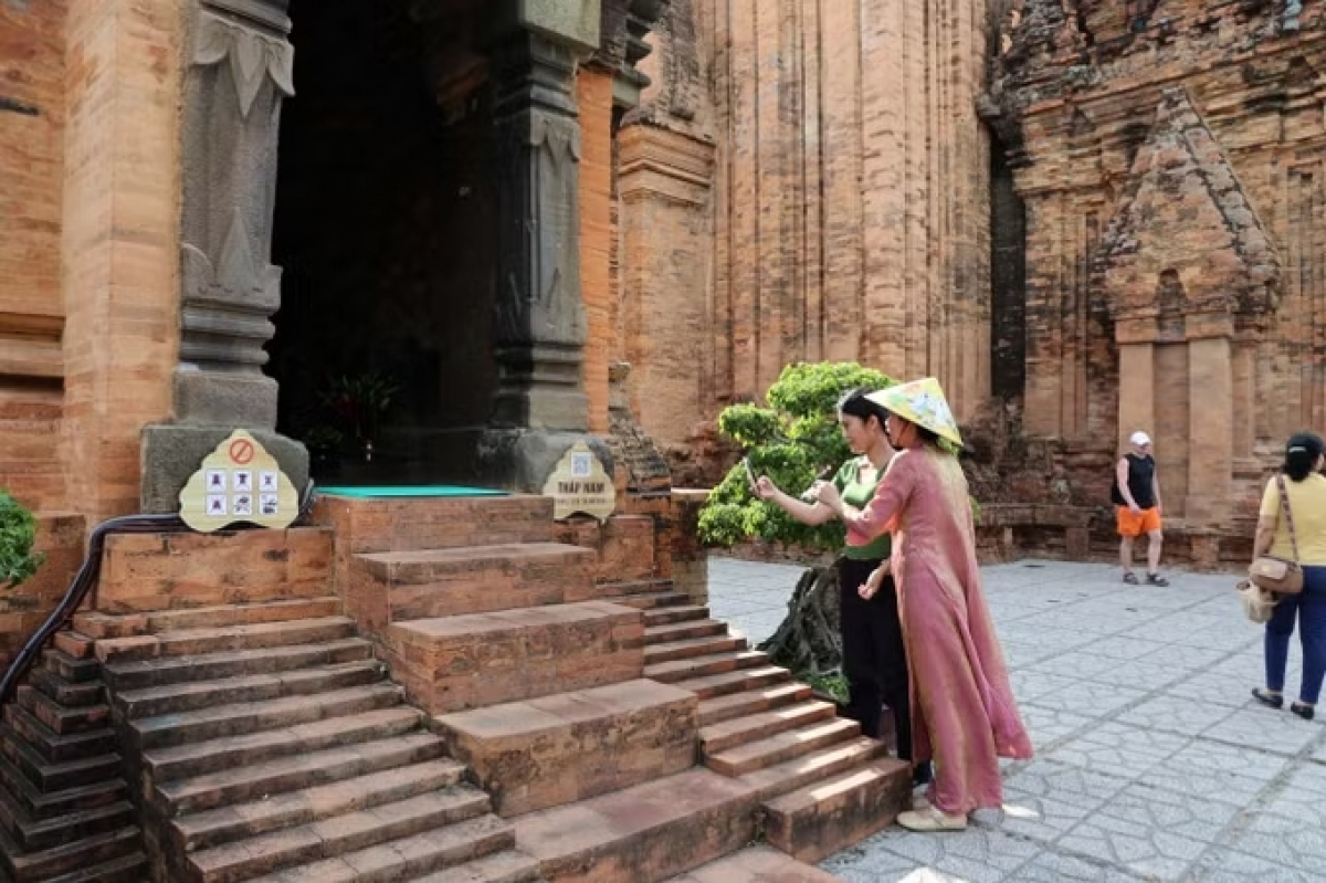 Người dân và du khách trải nghiệm không gian di sản số thông qua hệ thống màn hình cảm ứng lắp đặt tại thực địa.
