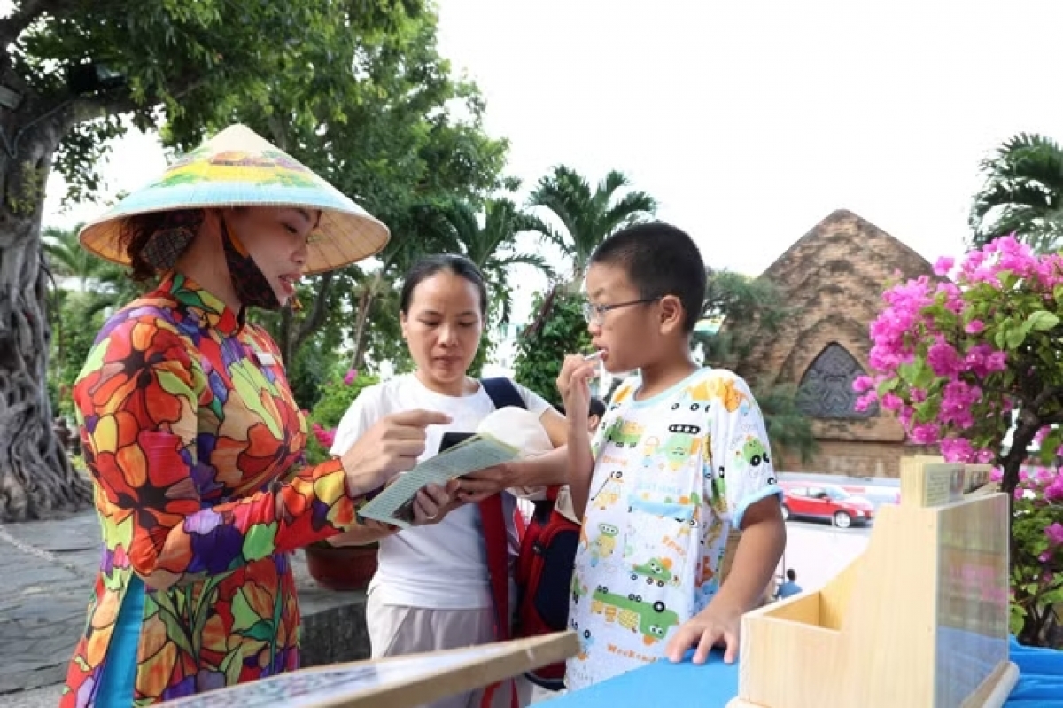 Hệ thống mã QR trên các ấn phẩm truyền thông giúp du khách dễ dàng tiếp cận thông tin trước thềm Ngày hội lớn.