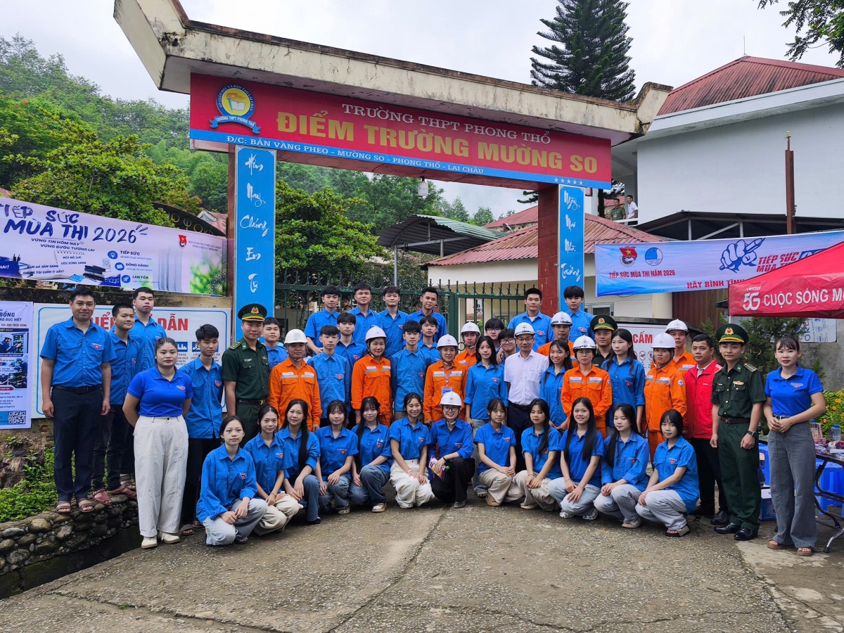 Điểm trường Mường So tập hợp đông đảo thanh niên các lực lượng tham gia "Tiếp sức mùa thi" - Ảnh: Triệu Hùng.