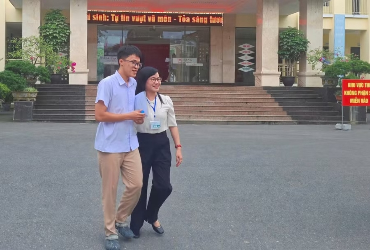 Cô Phạm Thị Tuyết Thanh, Hiệu trưởng Trường THPT chuyên Lào Cai đón thí sinh đầu tiên rời phòng thi
(Ảnh: NVCC)