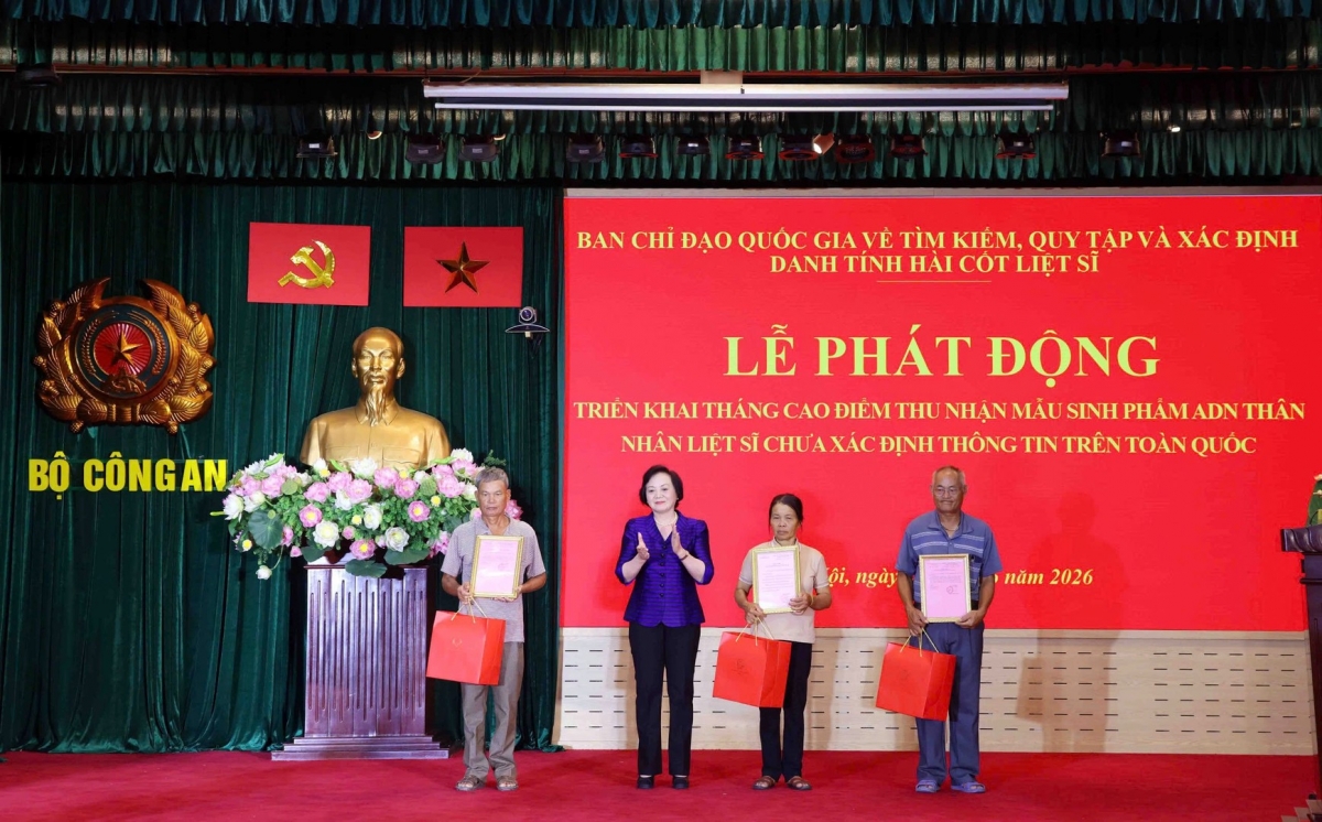 Phó Thủ tướng Phạm Thị Thanh Trà trao thông báo kết quả giám định ADN hài cốt liệt sĩ cho đại diện gia đình các liệt sĩ.