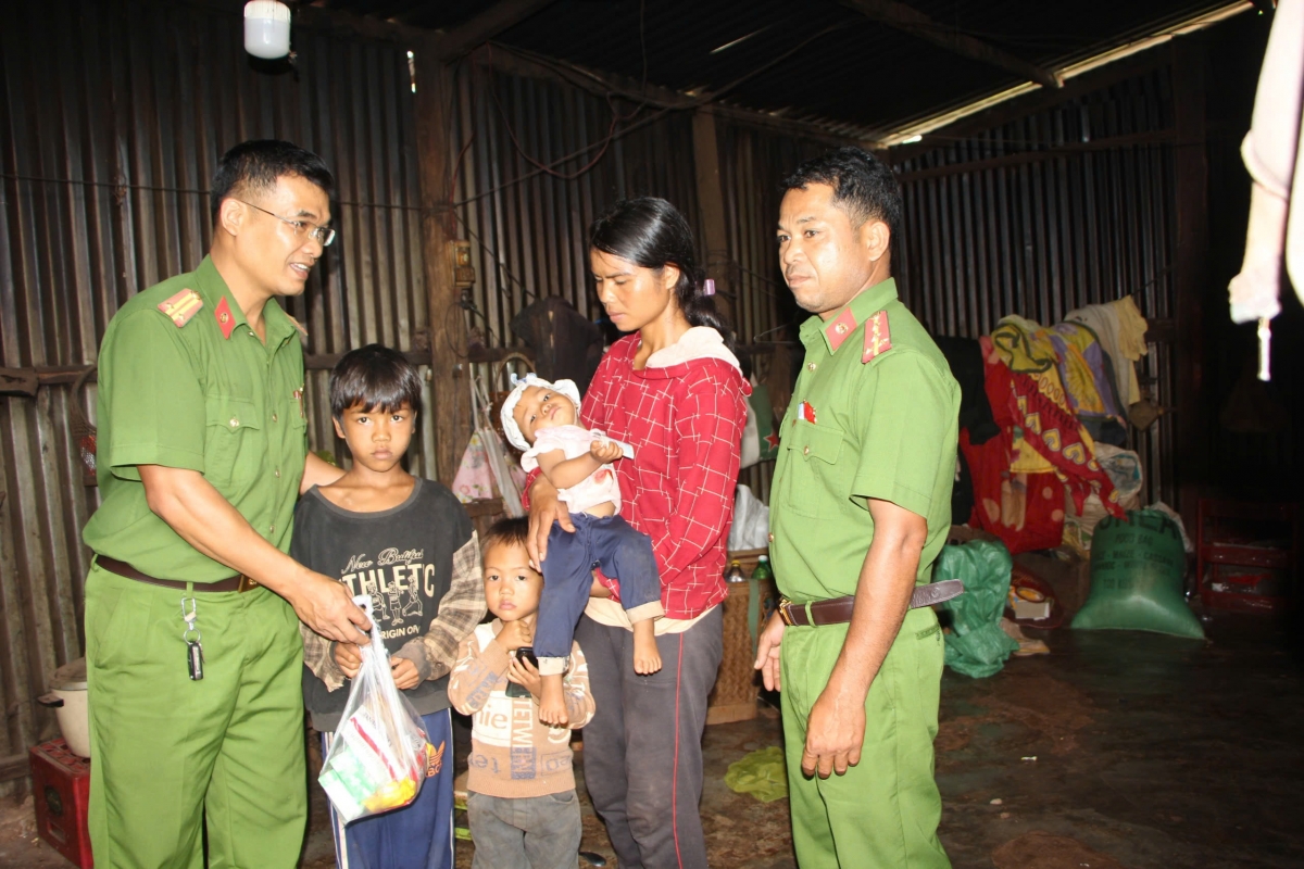 Mâu lêng kŏng an cheăm Bờ Ngoong, kong pơlê Gia Lai lăm pôu kơ-êng, tơkŭm hnê tối ăm kuăn pơlê pôi tá loi, pôi tiô khôp ki ôh tá tro luât
