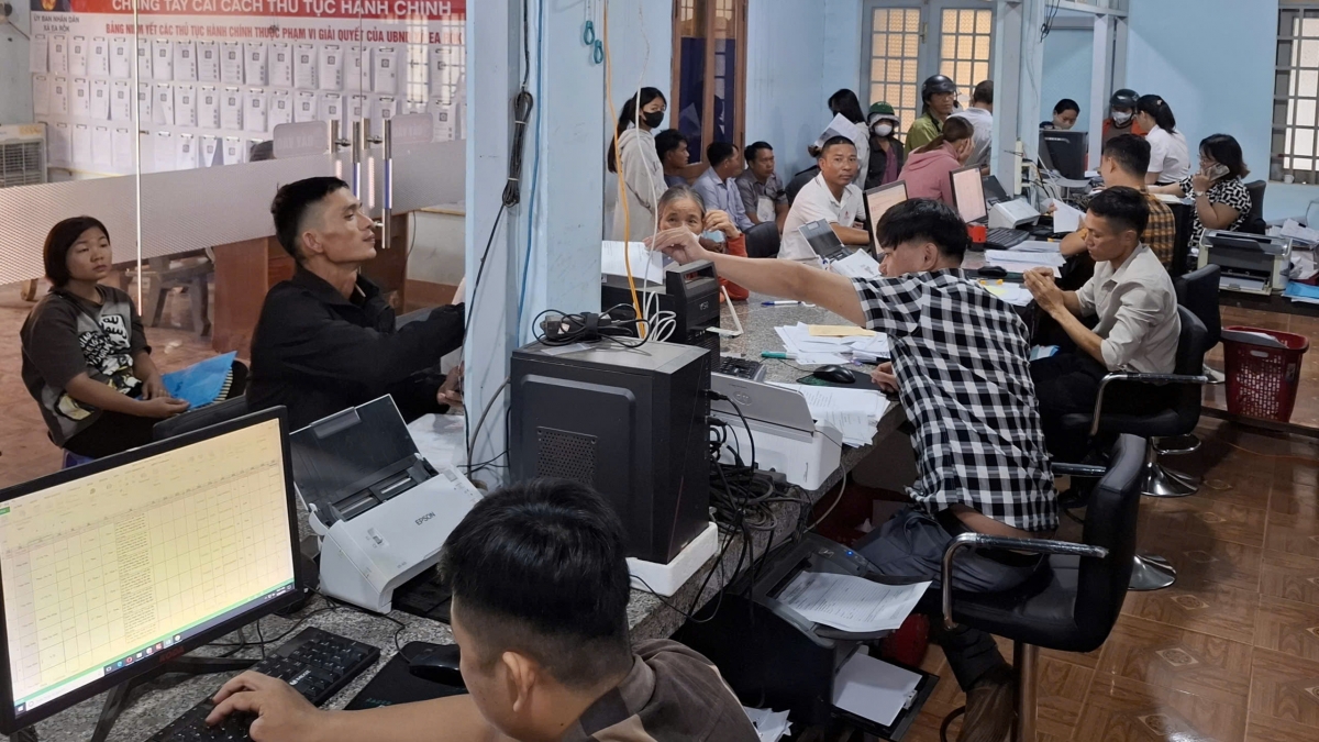 Một ca làm việc tại Trung tâm phục vụ hành chính công xã Ea Rôk. Ảnh: Dương Đình Tuấn/VOV Tây Nguyên
