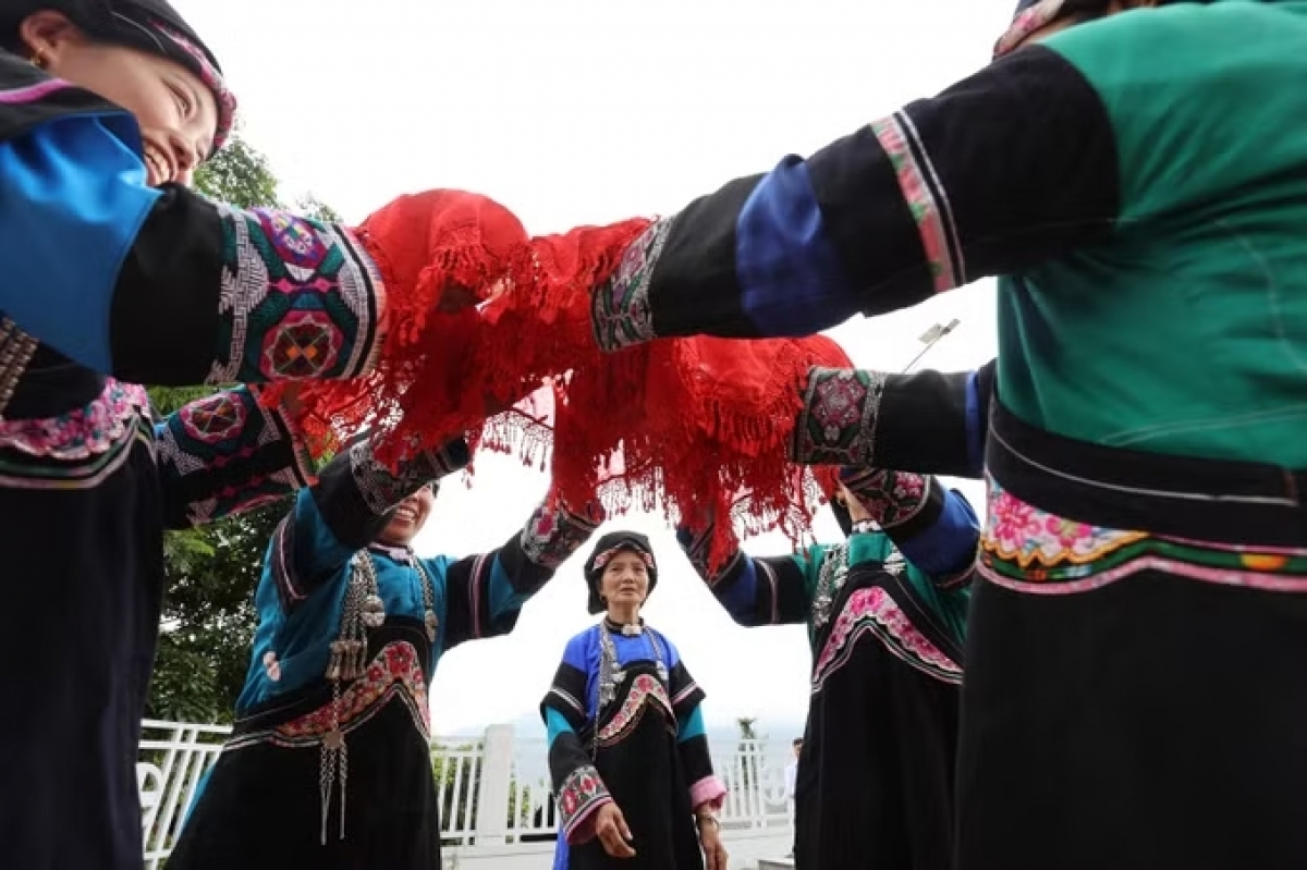 Nghệ nhân ưu tú Lồ Lài Sửu (tỉnh Lào Cai) truyền dạy các điệu múa, bài hát dân ca cho thế hệ trẻ - Ảnh: Trọng Chính.