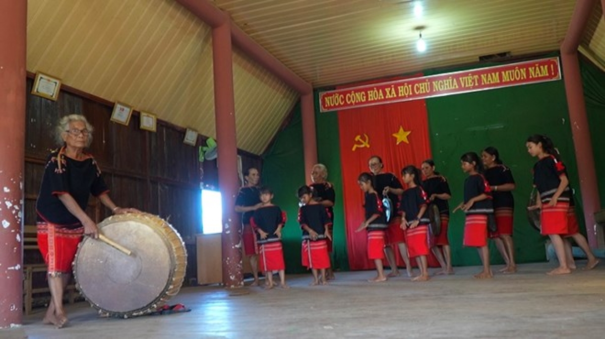 Đội chiêng nữ Jhô đặc biệt của người Ê Đê Bih - Ảnh: Bảo Trung