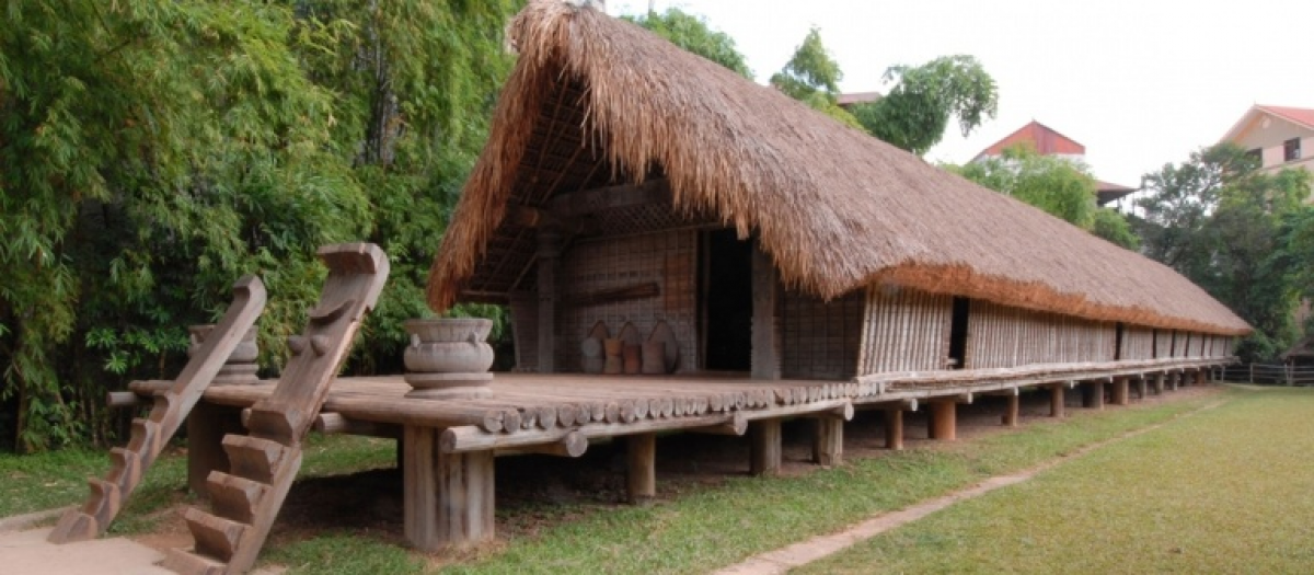 Ngôi nhà được dựng trên cơ sở nhà của gia đình bà H’Đách Êban (người Ê-đê Kpạ) làm năm 1967 ở buôn Ky, thành phố Buôn Ma Thuột, tỉnh Đắc Lắc. Nhà dài 42,50m, sàn cao 1,10m và rộng 6m - Ảnh: Bảo tàng Dân tộc học Việt Nam