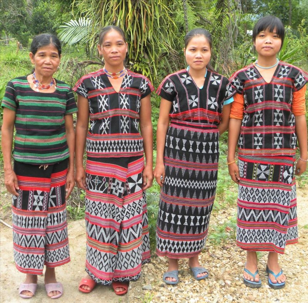 Trang phục của phụ nữ Tà Ôi có nét đặc sắc riêng - Ảnh: ati.net.vn