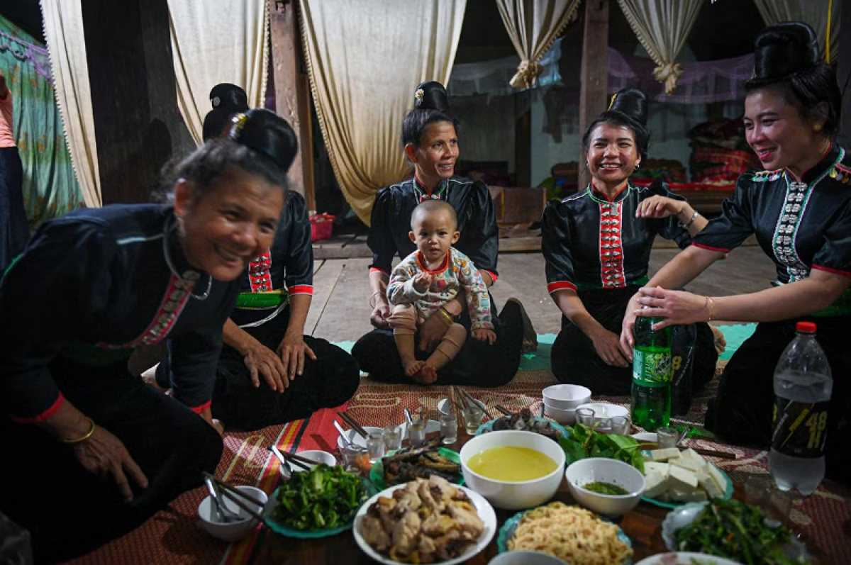 Người La Ha bên mâm cơm đãi khách - Ảnh: Thành Đạt.