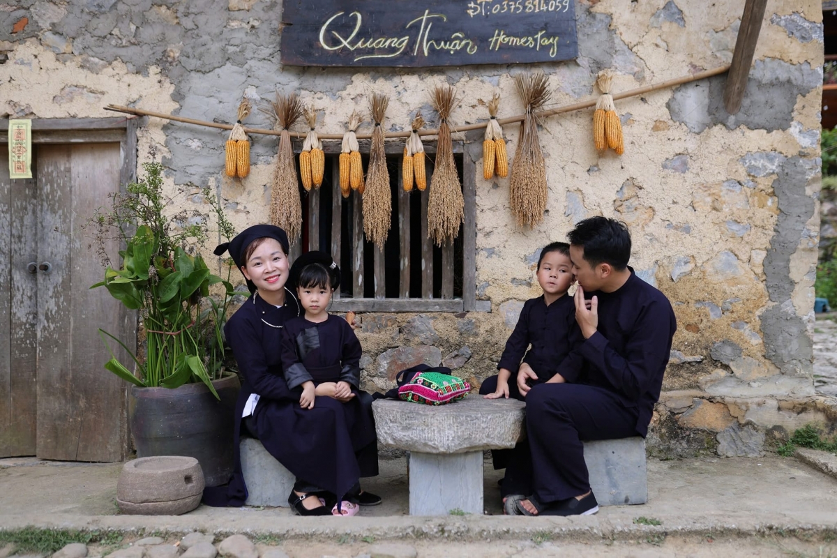 Những ngôi nhà sàn đá cổ tại Khuổi Ky được "hồi sinh" thành các homestay, vừa phát triển du lịch cộng đồng, vừa bảo tồn trọn vẹn nét kiến trúc truyền thống của người Tày (Ảnh: Nông Thị Ánh).
