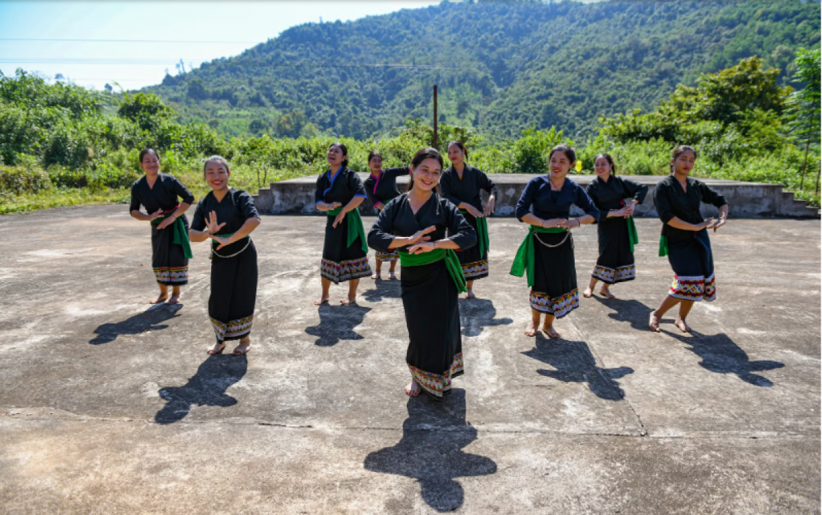 Những thiếu nữ Ơ Đu uyển chuyển trong điệu múa truyền thống - Ảnh: Thành Đạt