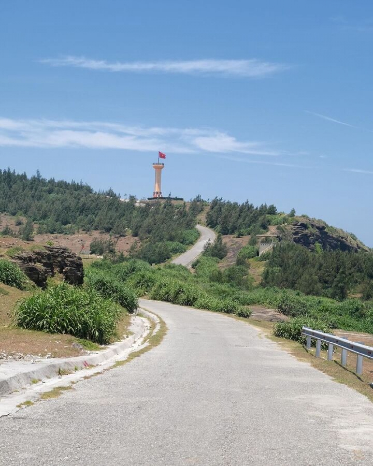 Thới Lới là thắng cảnh độc đáo vì vừa có hồ nước ngọt trên đỉnh vừa có hang đá dưới chân núi và nhiều di chỉ khảo cổ chìm trong lòng đất. Ảnh: vtcnews