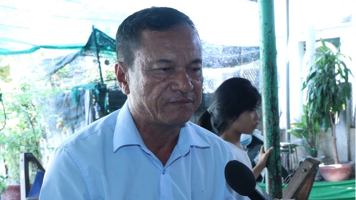 Ông Đàng Chí Quyết mong chính quyền địa phương quan tâm giữ nghề chạm bạc. Ảnh: Đoàn Sĩ/VOV TPHCM