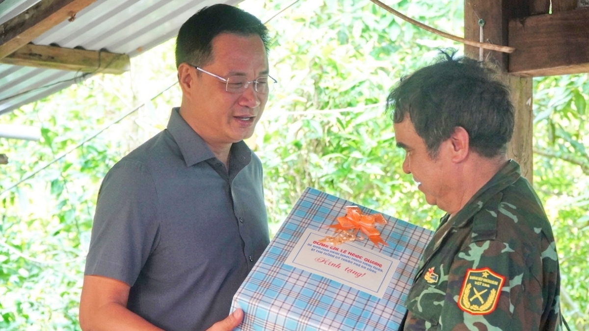 Ông Lê Ngọc Quang, Bí thư Thành ủy Đà Nẵng (bên trái) tặng quà cho ông Hồ Văn Du -
Ảnh: Long Phi/VOV Miền Trung