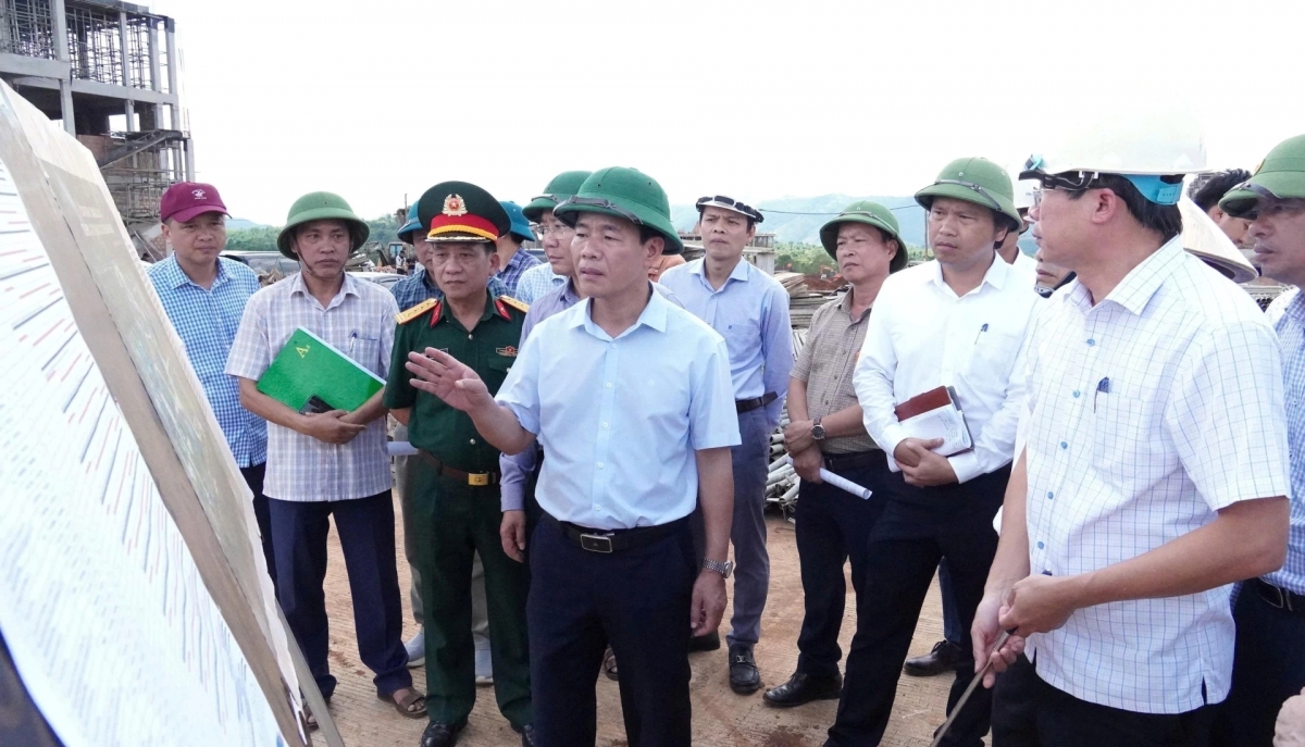 Ông Nguyễn Văn Phương, Bí thư Tỉnh ủy Quảng Trị kiểm tra tiến độ thi công Trường nội trú TH và THCS Hướng Phùng. Ảnh: Thanh Hiếu/VOV Miền Trung