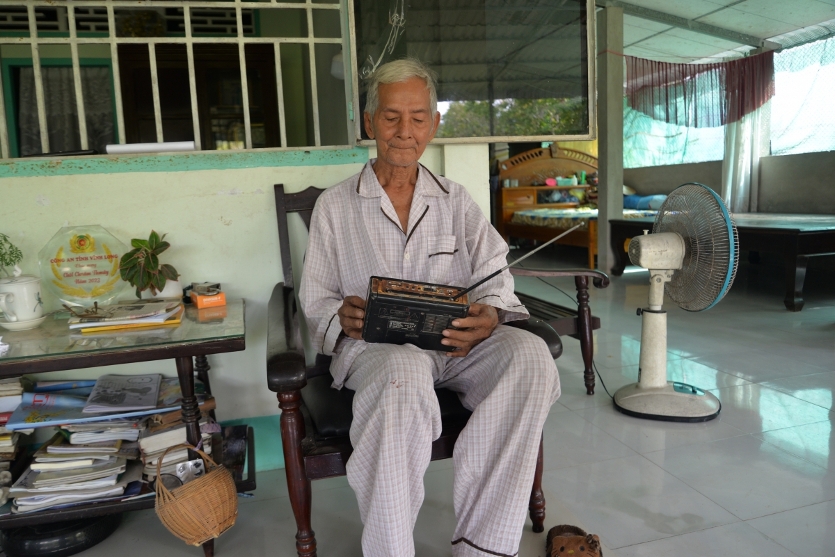 Ông Thạch Nhứt nghe Radio (Ảnh: Chanh Tuy)