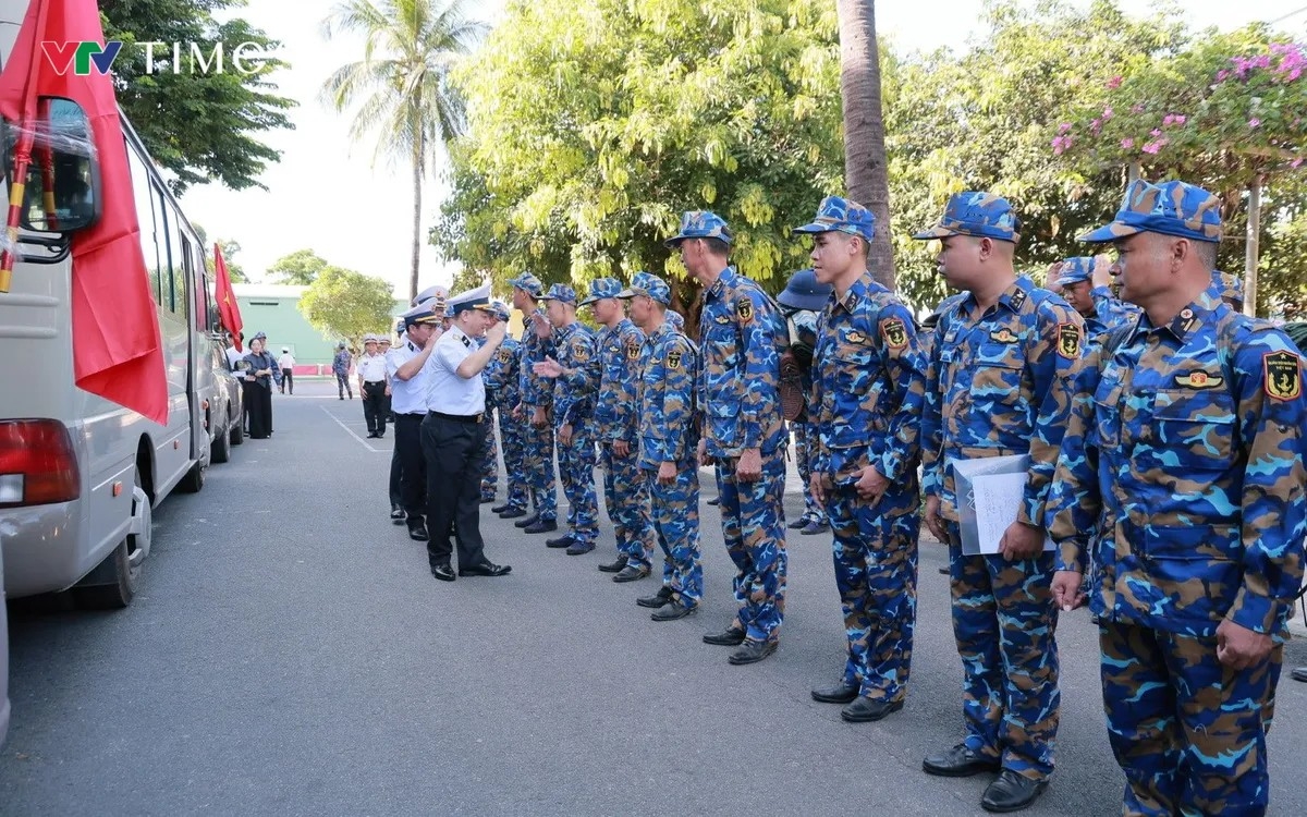 Thủ trưởng Bộ Tư lệnh Vùng 3 Hải quân động viện cán bộ, chiến sĩ lên đường thực hiện nhiệm vụ.