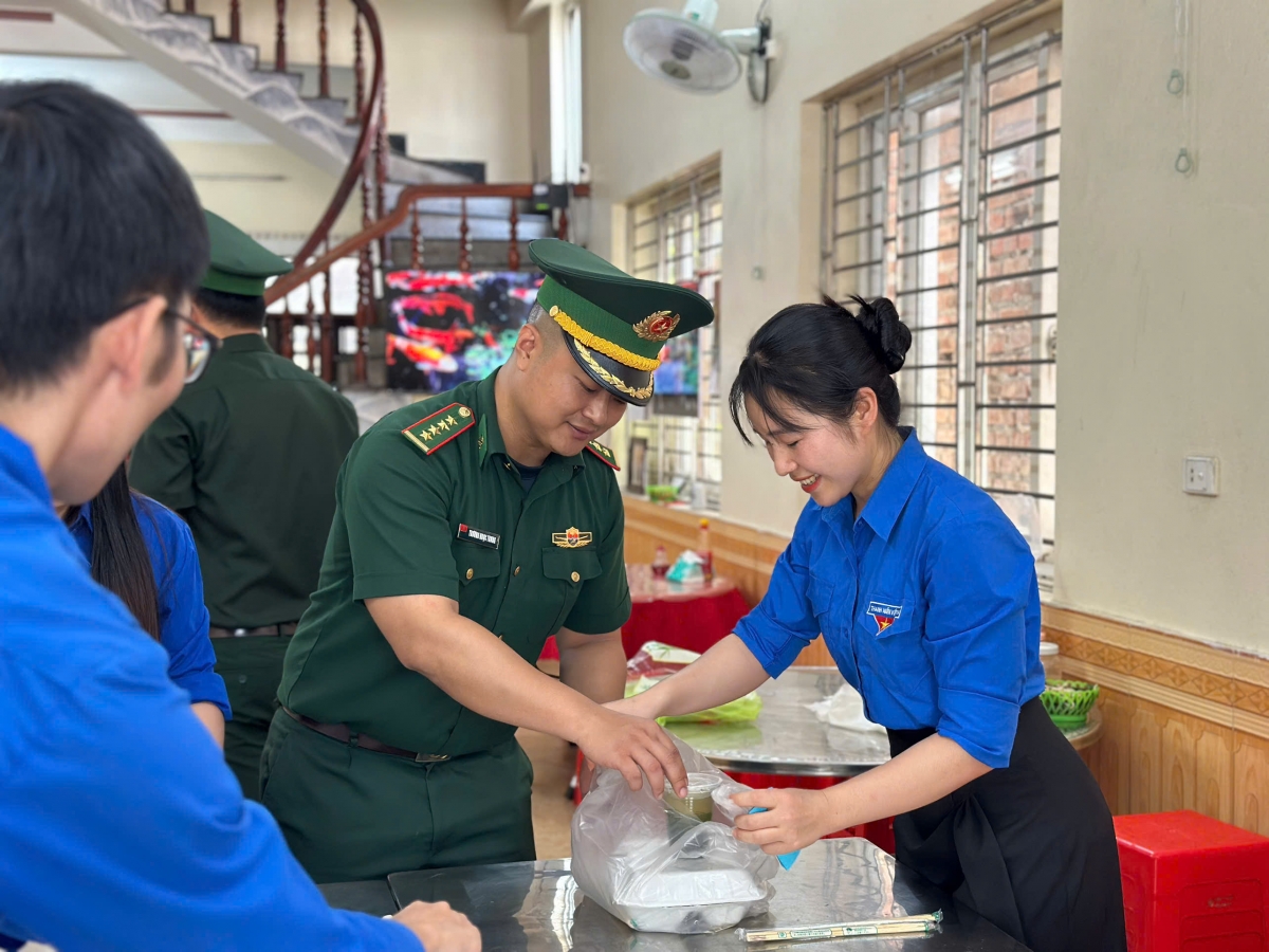 Những suất cơm được trao trực tiếp đến thí sinh có hoàn cảnh khó khăn - Ảnh: Nguyễn Nam
